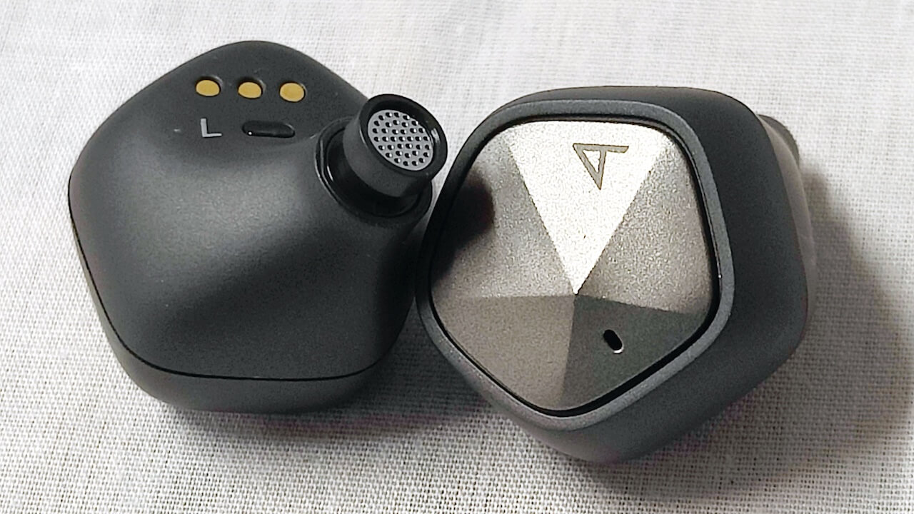 Astell&Kern UW100MKII True Wireless Earbuds Front and Back