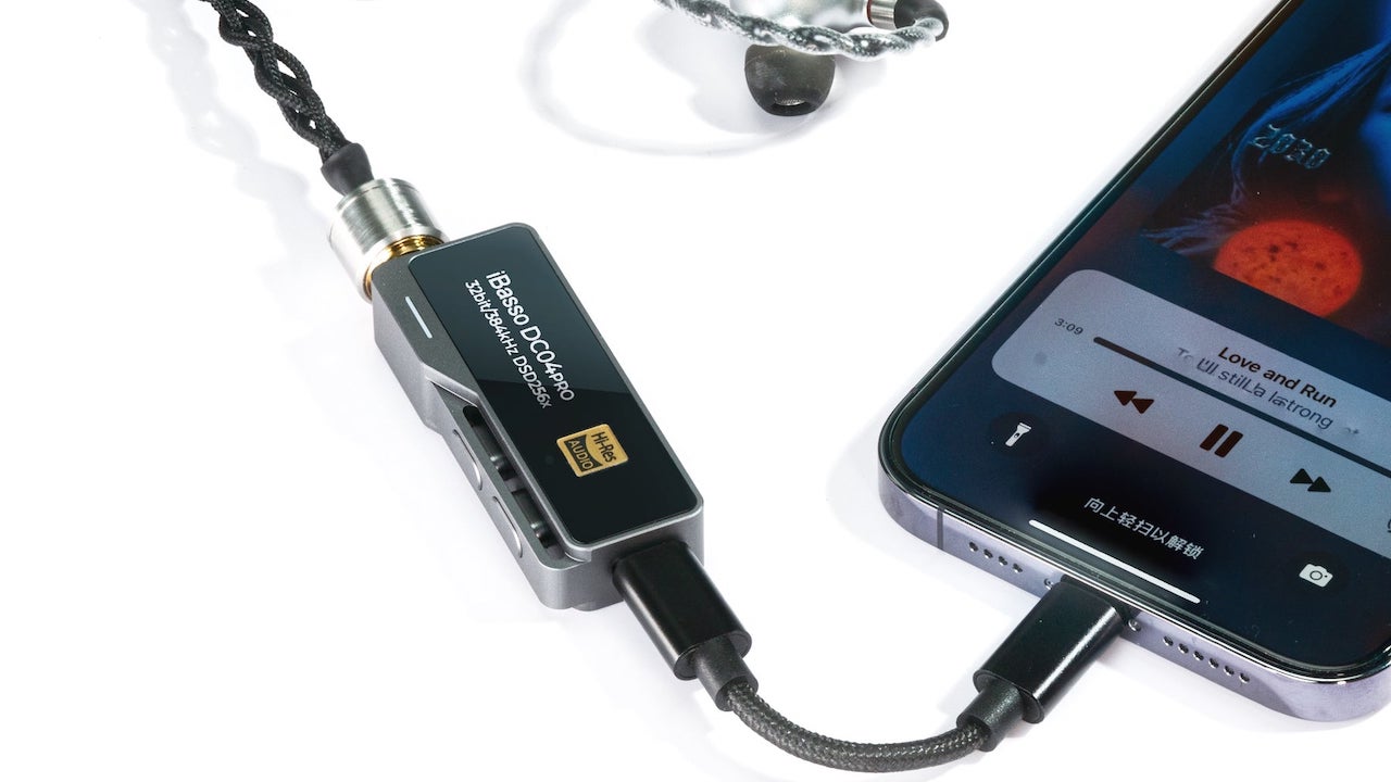 iBasso DC04PRO Dongle DAC connected to smartphone