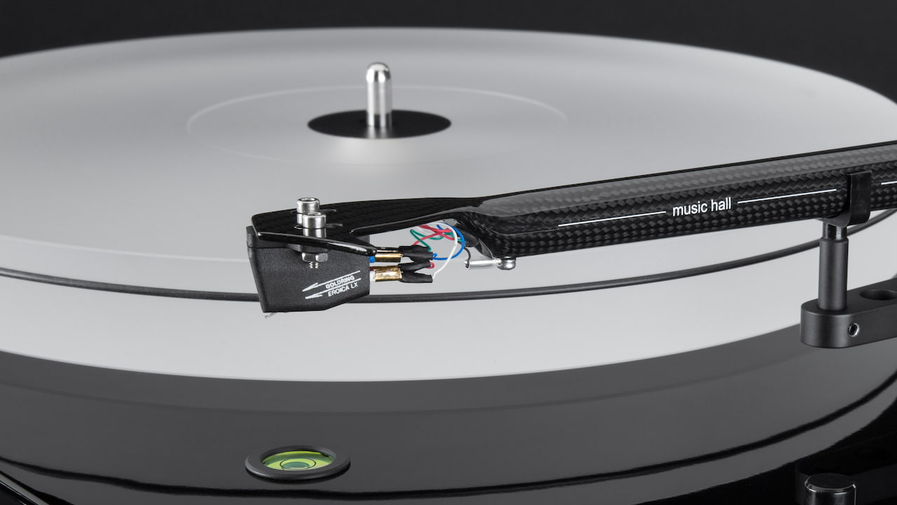 Music Hall MMF 5.3 Turntable with Carbon Fiber Tonearm Close-up