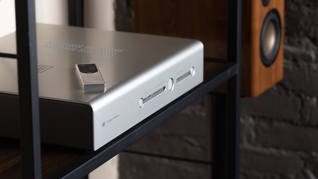 Schiit Yggdrasil+ DAC in silver lifestyle